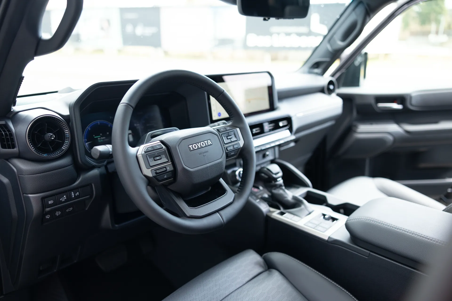 Cockpit Toyota Land Cruiser — modernes Armaturenbrett Chauffeurfahrzeug