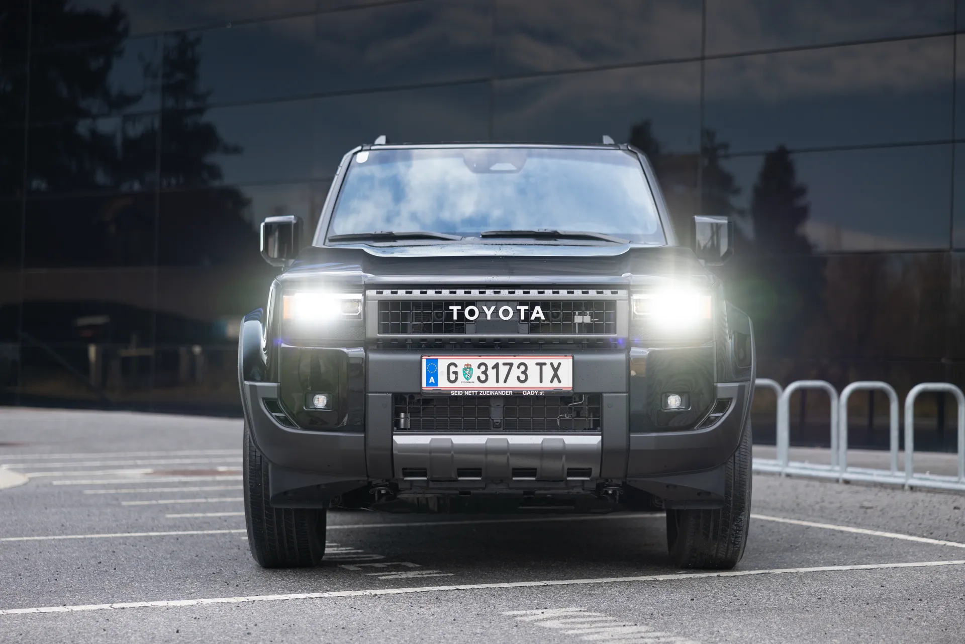 Frontansicht Toyota Land Cruiser President — Business Transfer Graz