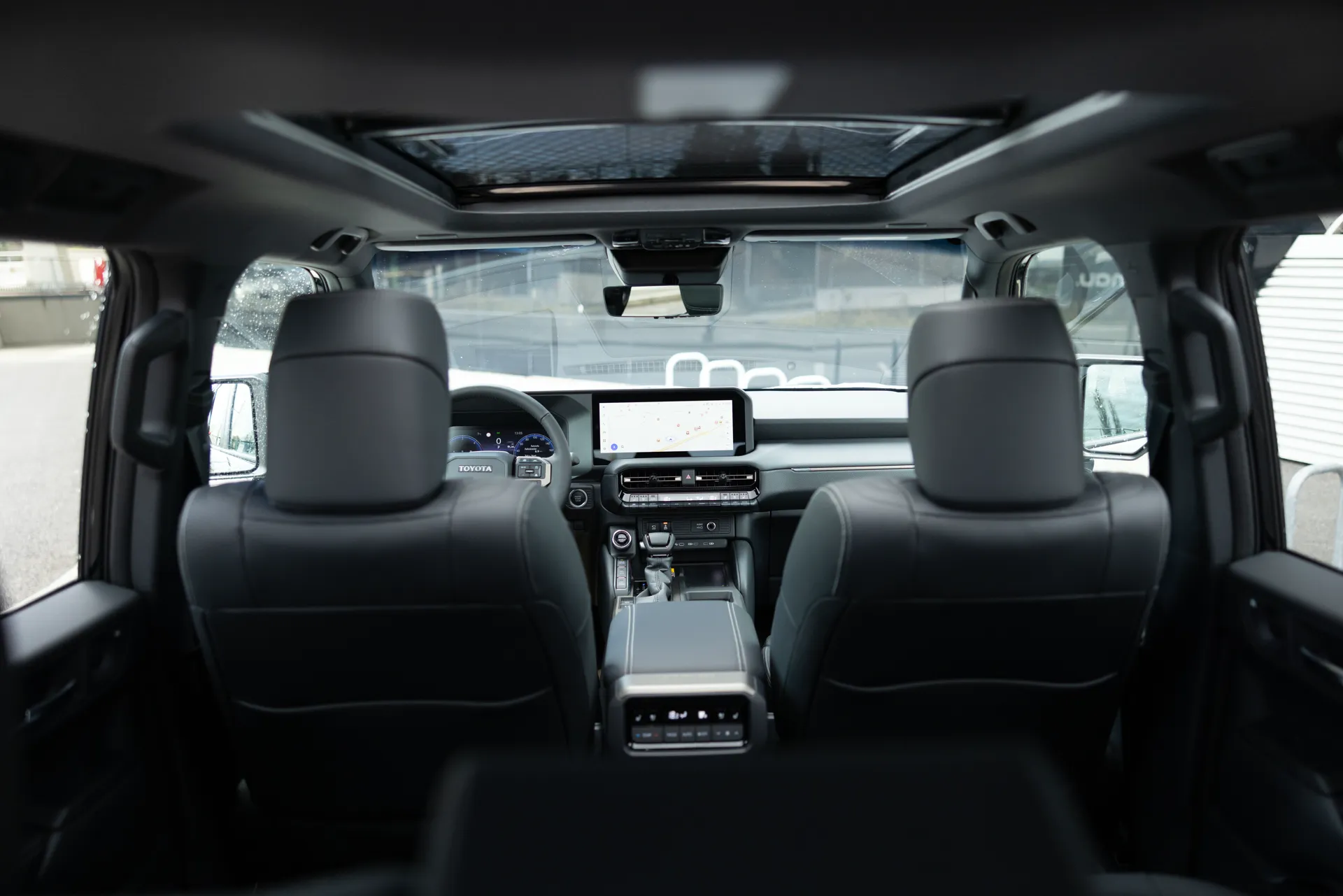 Panorama-Glasdach Toyota Land Cruiser — Ausblick auf Alpenlandschaft