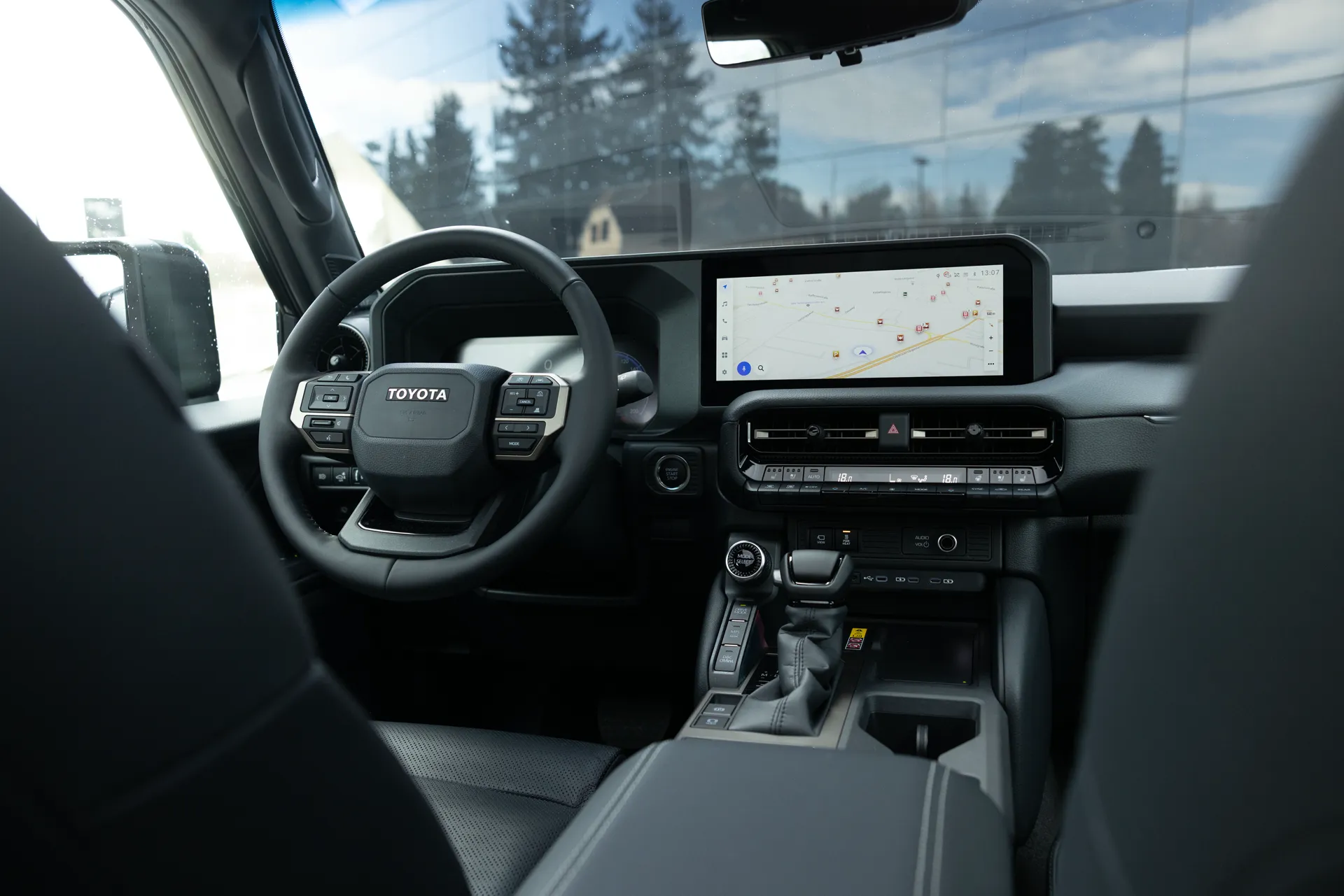 Toyota Land Cruiser Seitenansicht — VIP-Transfer und Erlebnisfahrten Steiermark